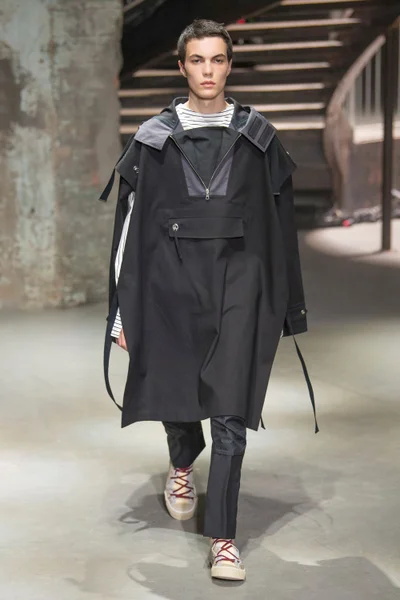 Look 16